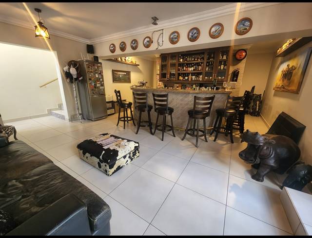 5 BEDROOM TOWNHOUSE FOR SALE IN VAALVIEW